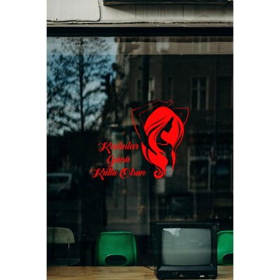 Özgür Kadın ve 8 Mart Kadınlar Günü Kutlu Olsun Yazısı Cam Vitrin Stickerı 60cm