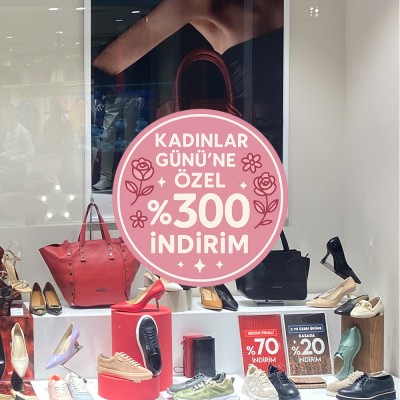 Kadınlar Günü’ne Özel %30 İndirim Vitrin Stickerı – Çiçek Desenli Pembe Cam Etiketi
