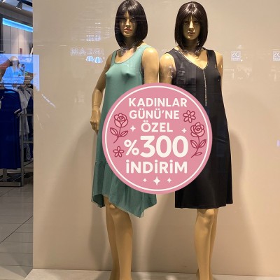 Kadınlar Günü’ne Özel %30 İndirim Vitrin Stickerı – Çiçek Desenli Pembe Cam Etiketi