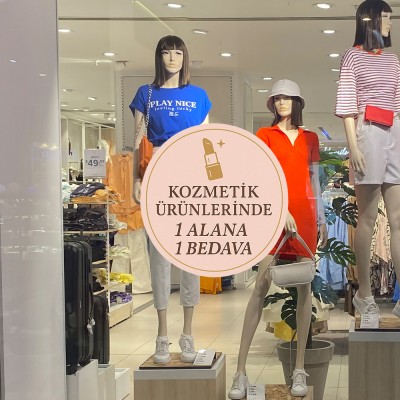 Kozmetik Ürünlerinde 1 Alana 1 Bedava Vitrin Stickerı – Pastel Pembe Kampanya Cam Etiketi