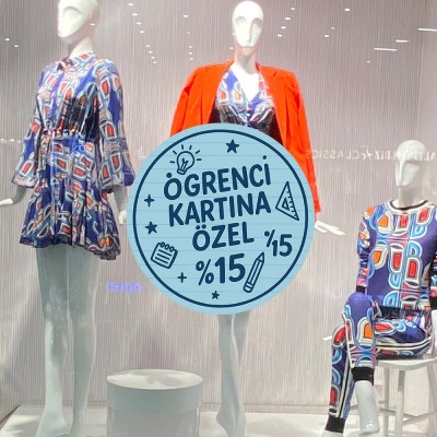 Öğrenci Kartına Özel %15 İndirim Vitrin Stickerı – Mavi Eğitim Temalı Cam Etiketi