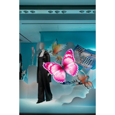 Pembe Renk Uçuşan Bir Kelebek Vitrin Tacı ve Mağaza Vitrin Cam Stickerı