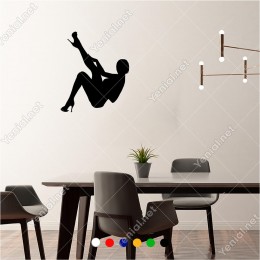 Ayağını Yukarıda Doğru Dans Eden Seksi Kadın 50x60 cm Duvar Sticker