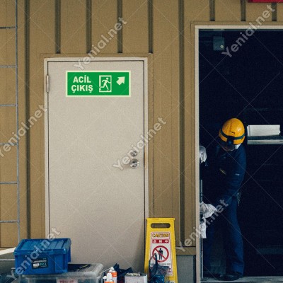 Acil Çıkış Sağ Üst Ok Lümen Folyo Levhası